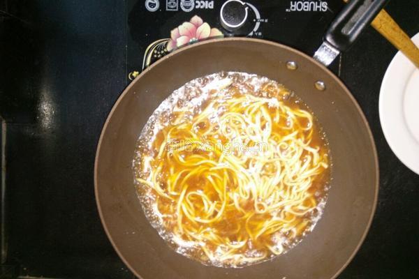 香菇鸡丝面的做法图解2