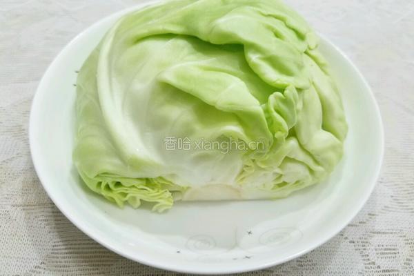卷心菜炒肉的做法图解1