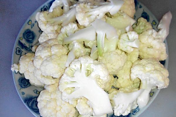 素炒菜花的做法图解1