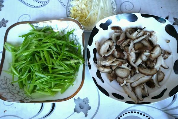 素炒香菇芹菜的做法图解2