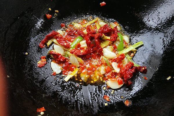 蒜味剁椒炒蛏子的做法图解4