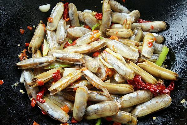 蒜味剁椒炒蛏子的做法图解5