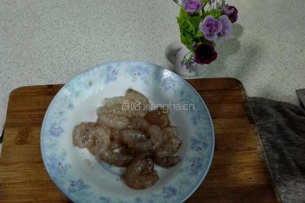 西芹炒虾仁的做法图解1