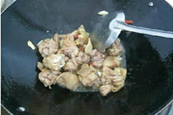 土豆焖鸡肉的做法图解6