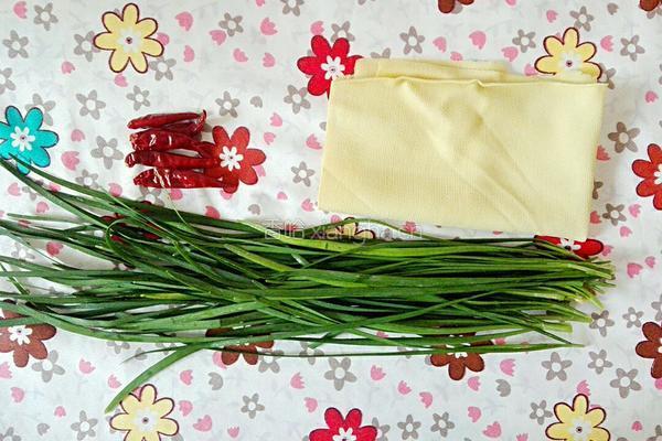 韭菜炒豆腐皮的做法图解1