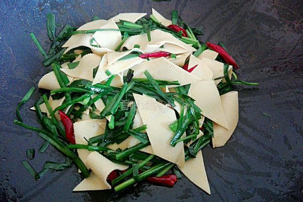 韭菜炒豆腐皮的做法图解5