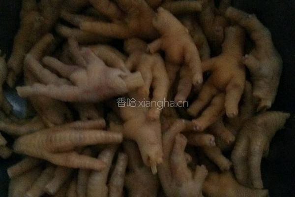 蒜香鸡脚的做法图解1