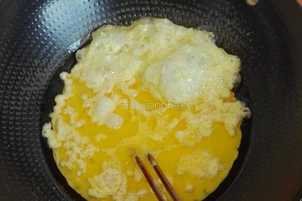 槐花韭菜鸡蛋包子的做法图解4