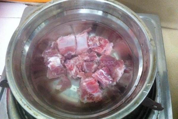 玉米萝卜排骨汤的做法图解2
