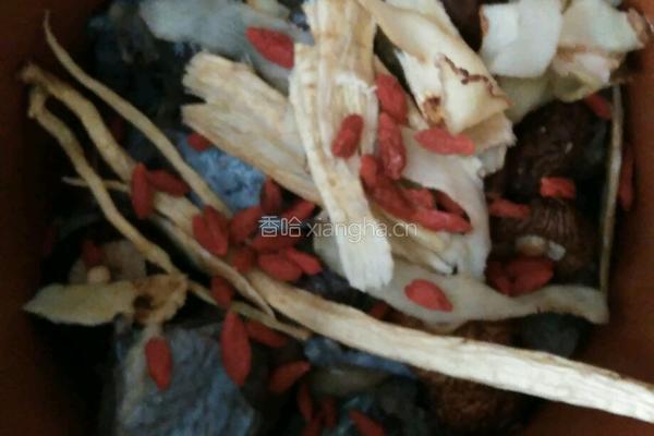 椰子煲乌鸡汤的做法图解1