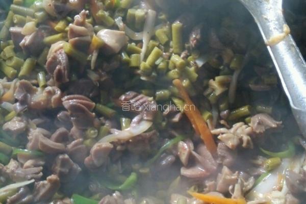 鸡胗辣炒酸豆角的做法图解6