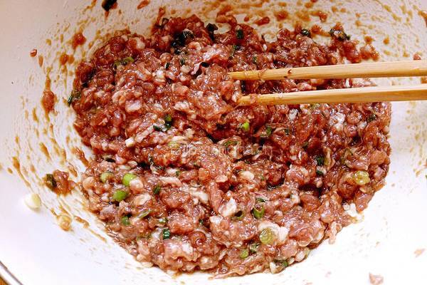 糖果蒸饺（芹菜猪肉馅儿）的做法图解4