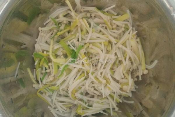 蒜苗拌金针菇的做法图解5