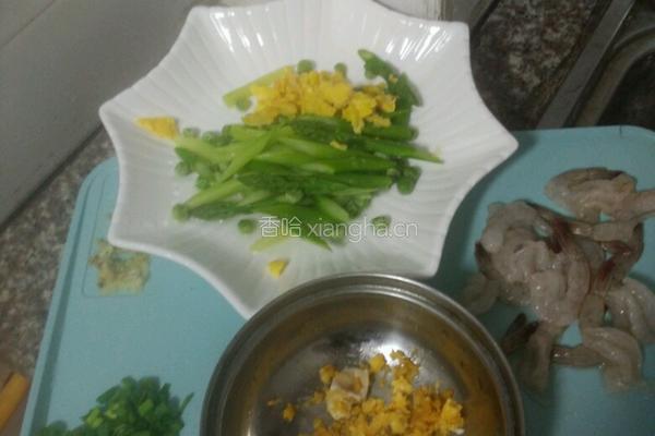蛋黄焗芦笋虾球的做法图解1