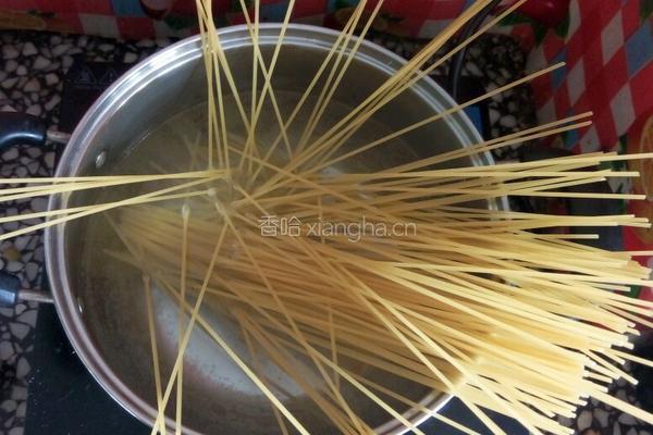 番茄火腿黑胡椒意面的做法图解4