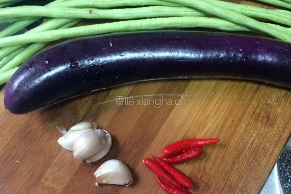 长豆烧茄子的做法图解1