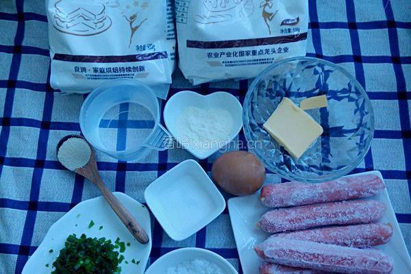 葱香香肠面包的做法图解1