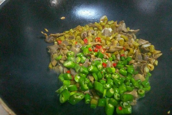 酸豆角炒鸡杂的做法图解11