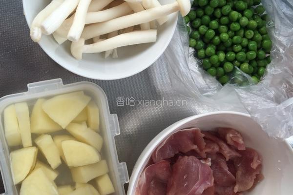 土豆青豆海鲜菇炒里脊肉的做法图解1