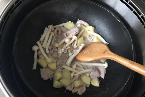 土豆青豆海鲜菇炒里脊肉的做法图解5