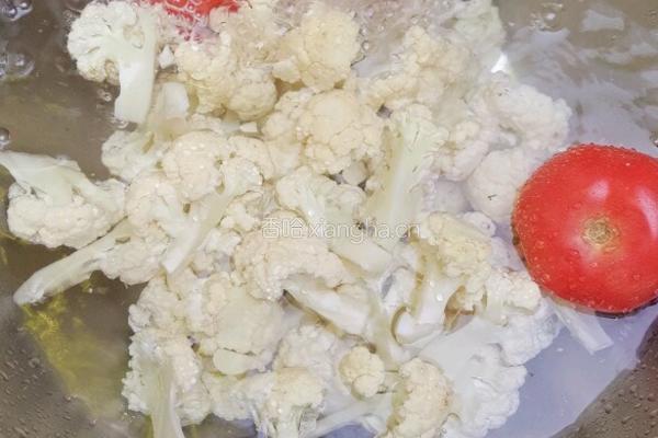 西红柿炒花菜的做法图解2