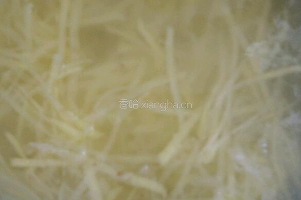 蒜蓉尖椒土豆丝的做法图解1