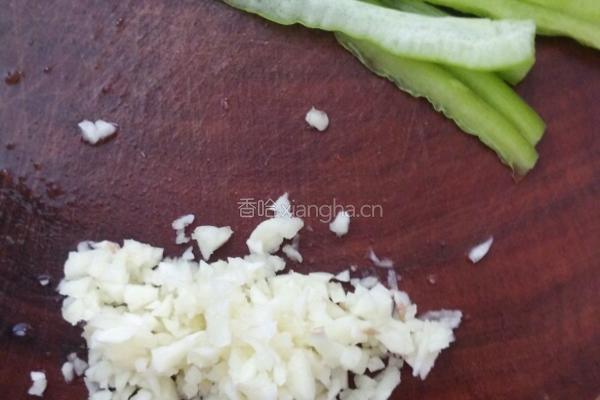 蒜蓉尖椒土豆丝的做法图解2