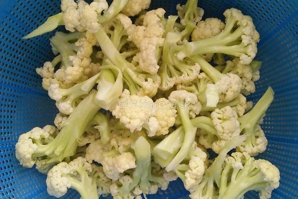 干煸腊味菜花的做法图解3
