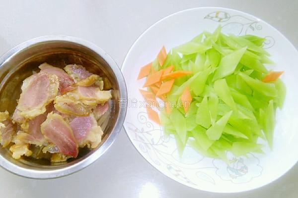 莴苣炒老腊肉的做法图解1