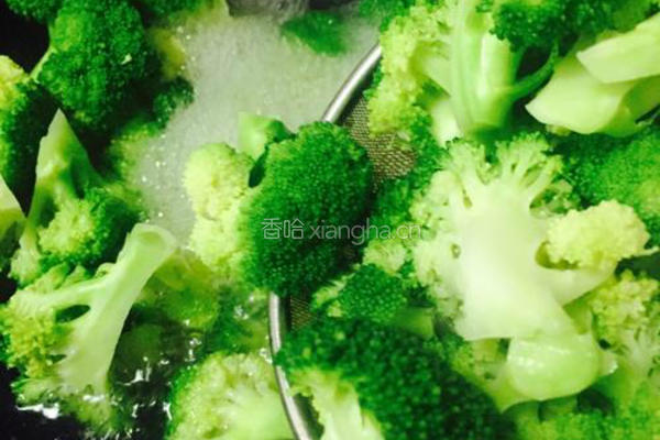 西兰花炒虾球的做法图解4