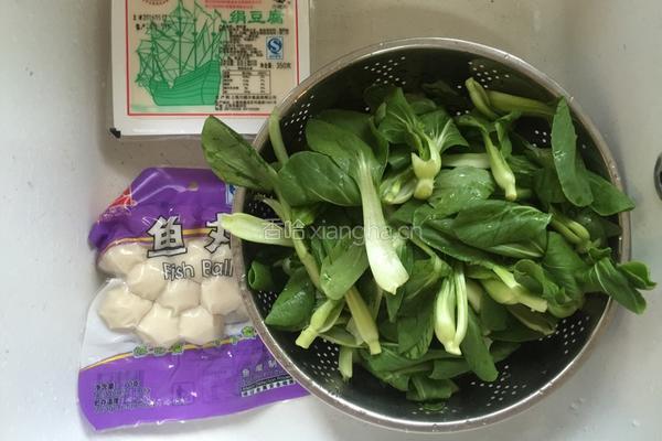 青菜豆腐鱼丸汤的做法图解1