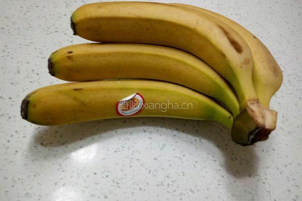 香蕉冰淇淋的做法图解1