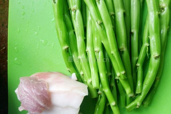 菜根炒肉的做法图解1