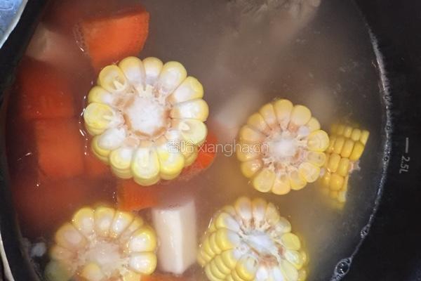 玉米胡萝卜山药排骨汤的做法图解7