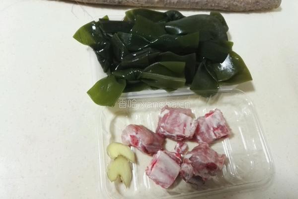 山药海带排骨汤的做法图解1
