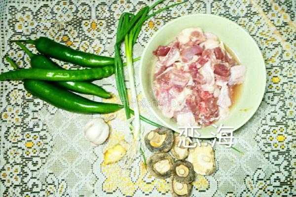 青椒炒鸭肉的做法图解1
