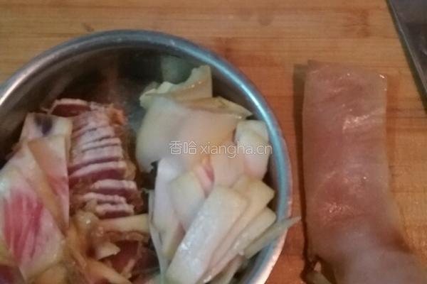 花菜炒腊肉的做法图解1