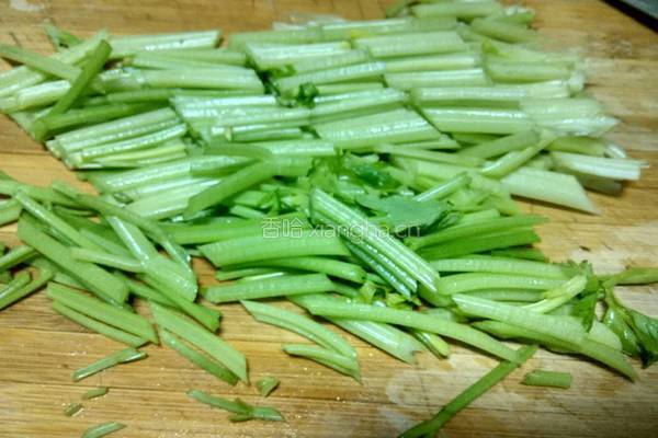 西芹木耳白玉菇的做法图解5