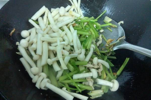 西芹木耳白玉菇的做法图解9
