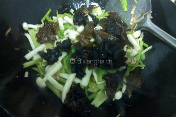 西芹木耳白玉菇的做法图解10