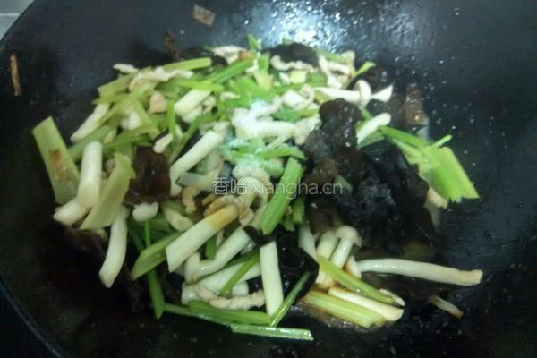 西芹木耳白玉菇的做法图解11