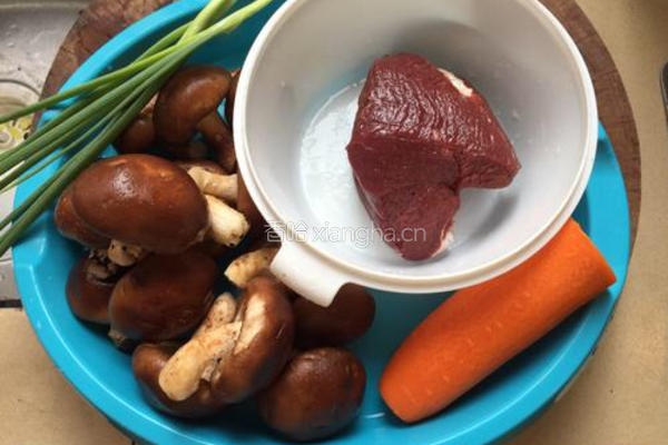 胡萝卜炒牛肉的做法图解1