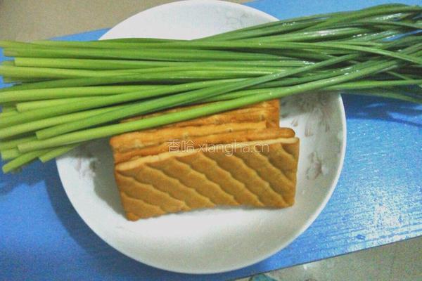 韭菜苔炒香干的做法图解1