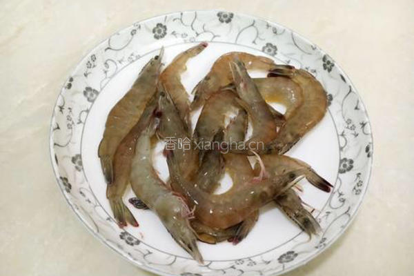 微波番茄虾的做法图解1