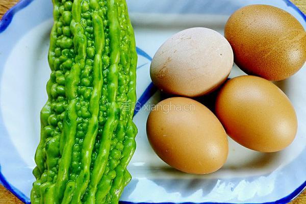 苦瓜煎蛋饼的做法图解1