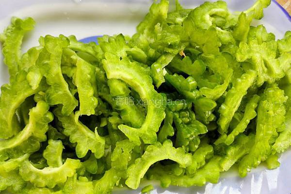 苦瓜煎蛋饼的做法图解2