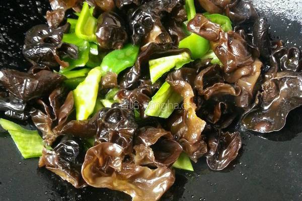青椒炒木耳的做法图解5