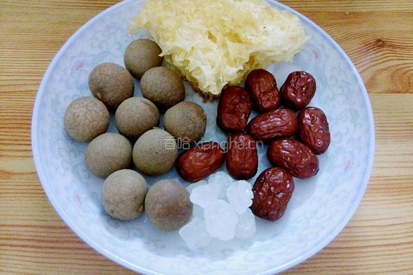 桂圆红枣银耳汤的做法图解1
