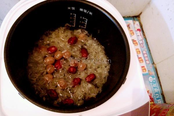 桂圆红枣银耳汤的做法图解10
