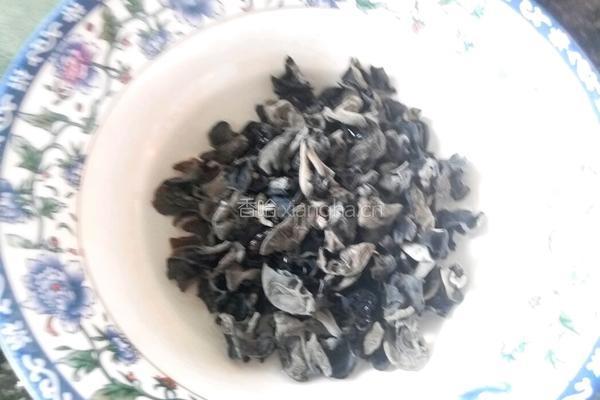 凉拌云耳的做法图解1